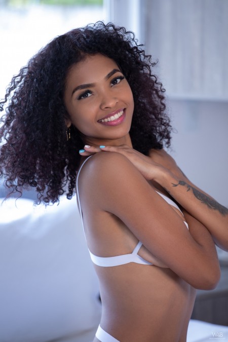 Сексуальная фотосессия с подругой Барби Рейес