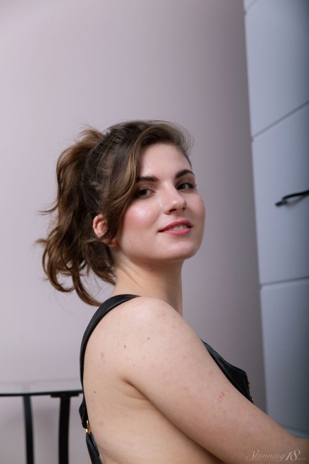 Модель Касси А отдает честь