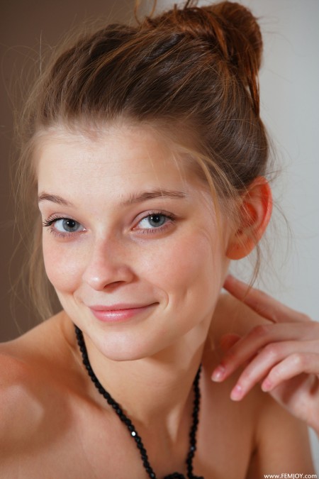 Изящная эротика: модель Анджелина Б в спальне