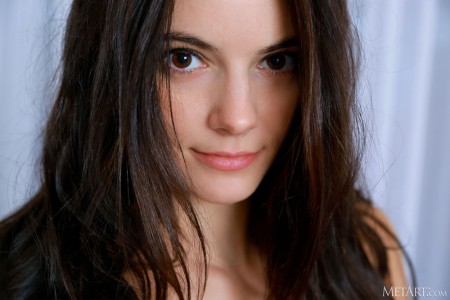 Александрина: улыбчивая девушка в домашней обстановке