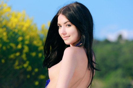 Летнее наслаждение: эротическая фотосессия с Оливией Ф