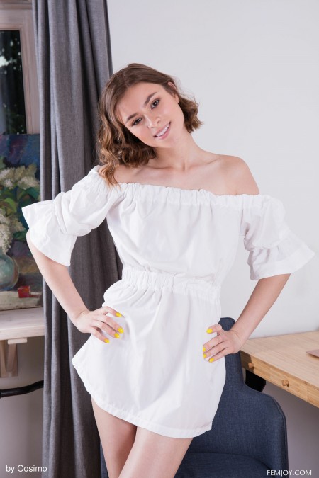 Мария Ф позирует в домашней обстановке