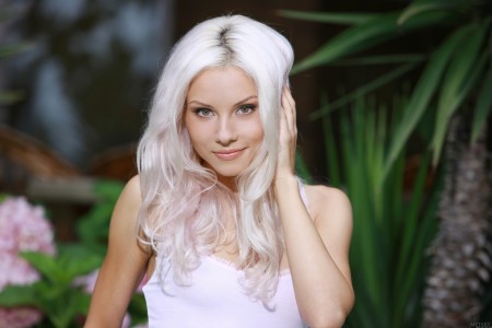 Летняя свежесть: Adelia А позирует голой на природе