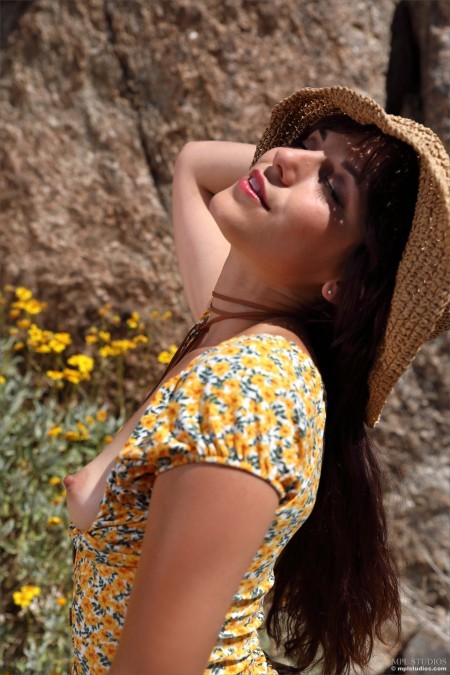 Летняя радость: Элена в природе