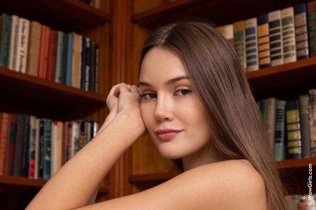 Современная студентка в библиотеке