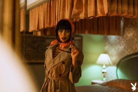 Изящная модель Юлия Логачева позирует