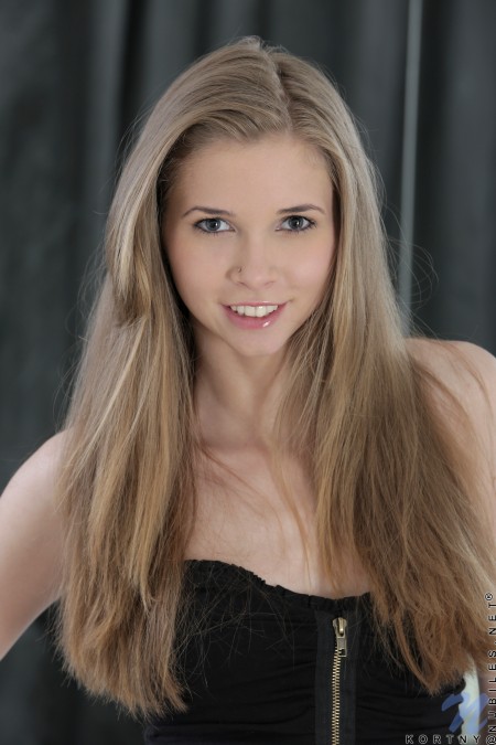 Смелая модель Kortny: Очарование и счастье