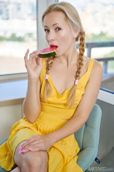 Радостная Sati S в домашней съемке