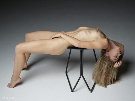 Октябрьская нежность: фэшн модель в студии