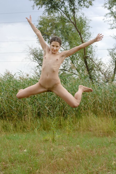 Летнее счастье: девушка Маат в природе