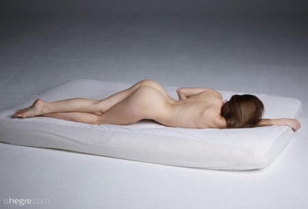 Соблазнительная Мила А на кровати