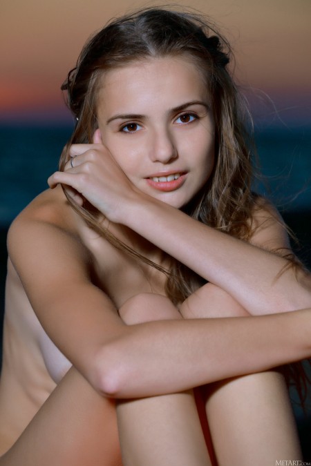 Закатное сияние: эротическая фотосессия летним вечером