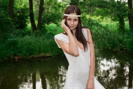 Летняя чувственность: девушка в природе