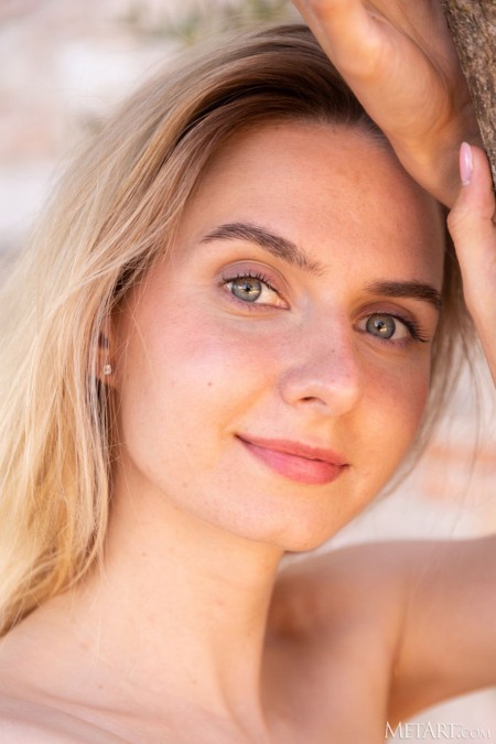 Летняя радость: Эмили Свон на природе