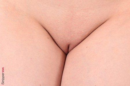 Соблазнительная блондинка Никки Хилл в эротической фотосессии