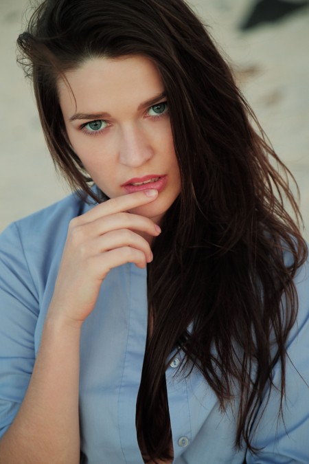 Серена Вуд: эротическая фотосессия на свежем воздухе