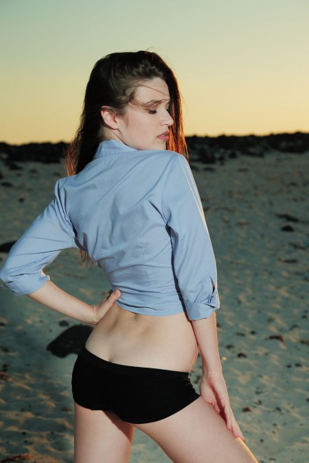 Серена Вуд: эротическая фотосессия на свежем воздухе