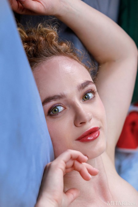 Счастливая девушка с яблоком