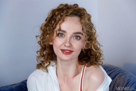 Счастливая девушка с яблоком