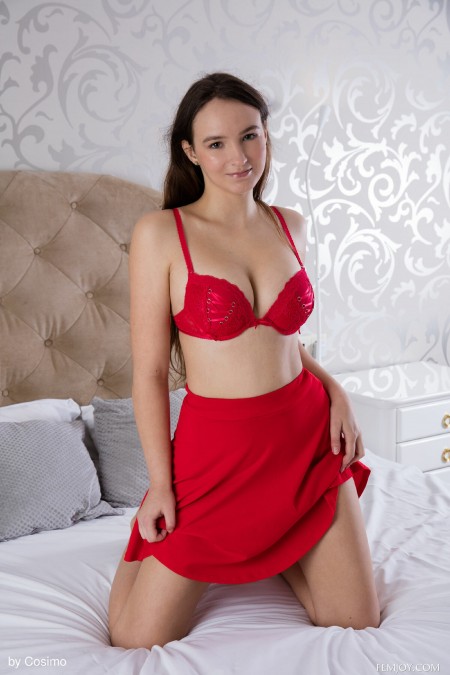 Милая Ванесса: эротический фотосет в спальне