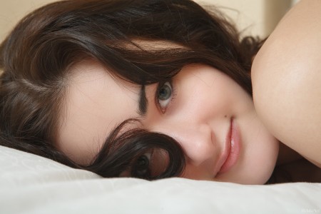 Нежная красавица на кровати
