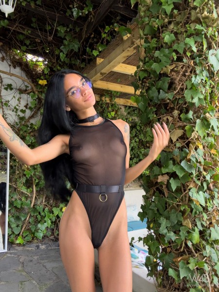 Летняя съемка модели в очках