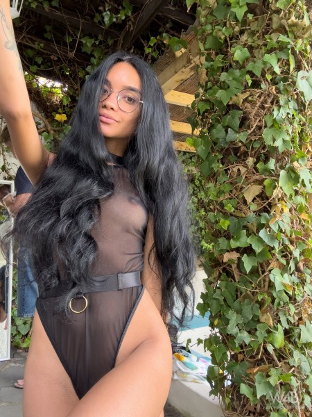 Летняя съемка модели в очках