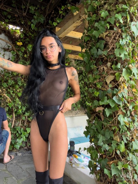 Летняя съемка модели в очках