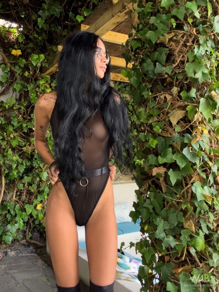 Летняя съемка модели в очках