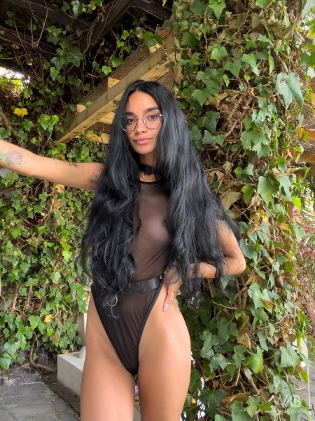 Летняя съемка модели в очках