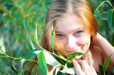 Летняя сенсуальность: прелестная модель на природе