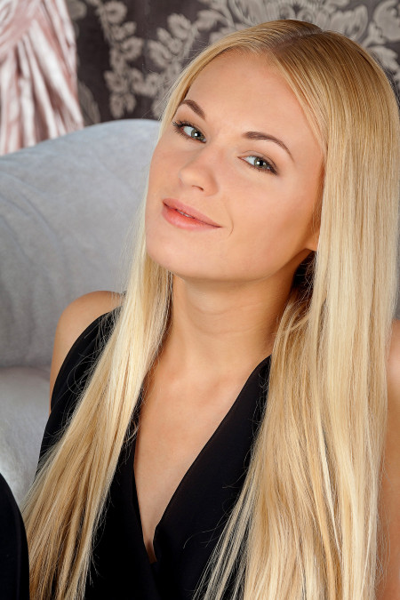 Фотосет с элегантной блондинкой на диване