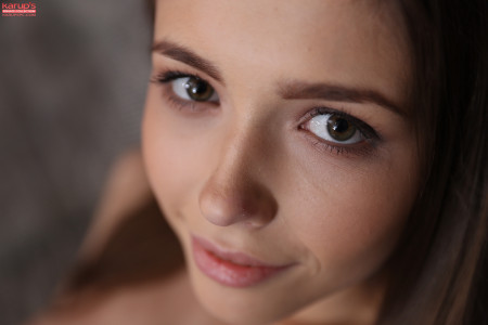 Милая Мила Азул: Элегантная Сенсуальность на Диване