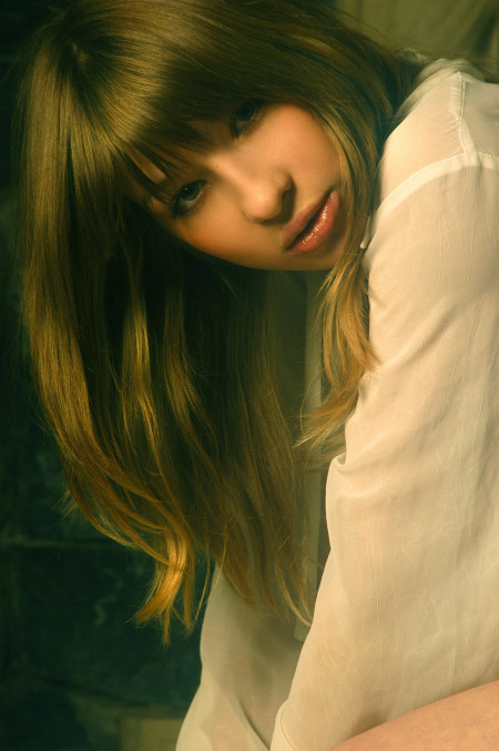 Изящная Аня Д позирует ванной