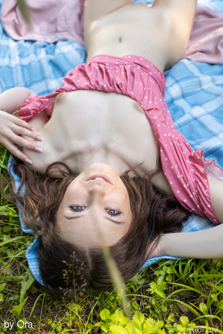 Летняя чувственность: девушка Шеа в природе