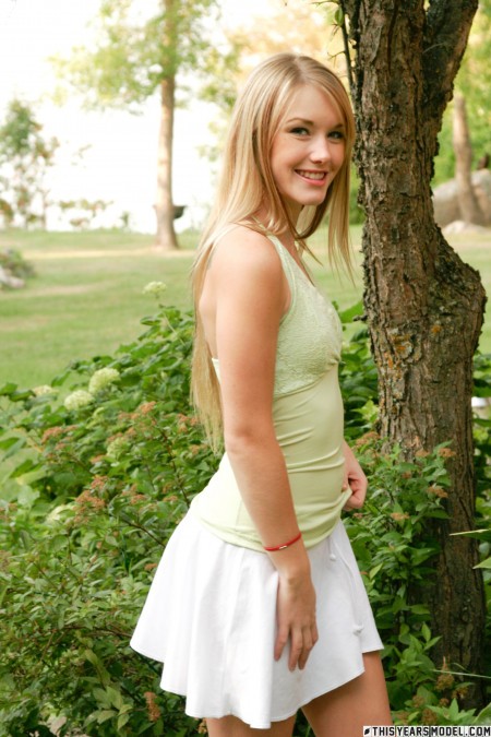 Счастливая пора: голая Jewel A в лесу