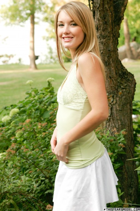 Счастливая пора: голая Jewel A в лесу