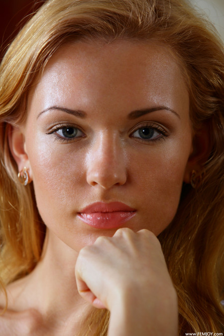 Maggie T в фотосете: мода, сенсуальность и улыбка