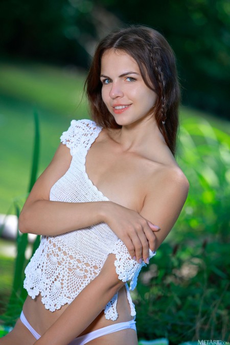 Сирена Милано: Летняя Нежность на Природе