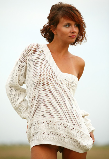 Летнее блаженство: девушка Тори А на природе