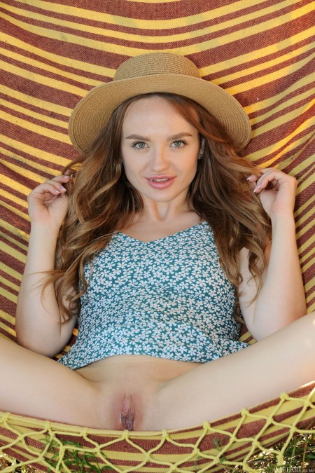 Летнее наслаждение: улыбающаяся девушка в природе