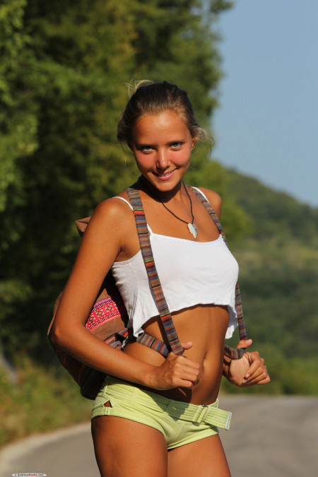 Летняя радость: голая спортсменка на природе