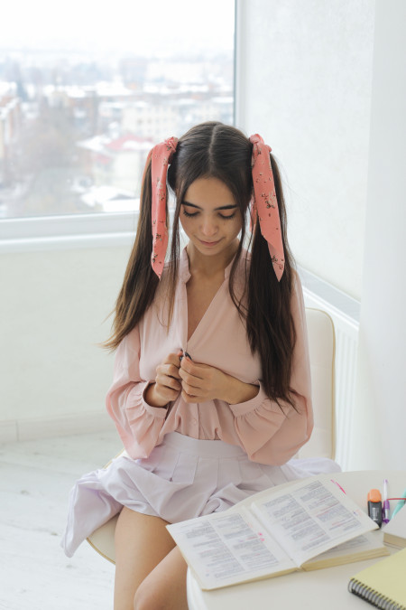 Уютная счастливая фотосессия модели