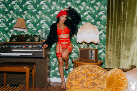 Юная цветочная красота: эротическая поза