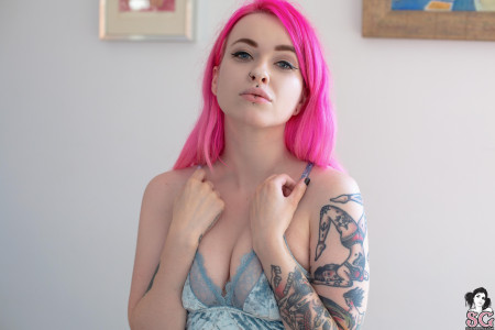 Лаура Ли: Татуированная Мода и Чувственность