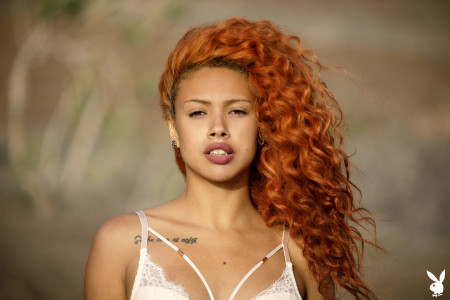 Летний восторг: голая девушка Гэбби в природе