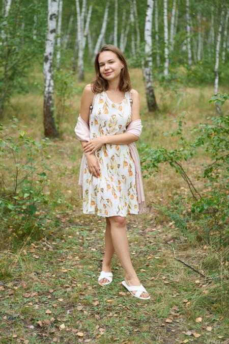 Летняя радость: портрет улыбающейся девушки