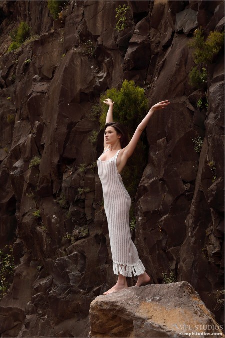 Счастливая летняя сенсуальность на горах