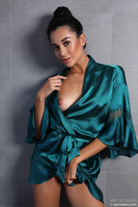 Сенсуальная красота: Aria A в ванной