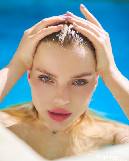 Солнечное счастье: Маша у бассейна